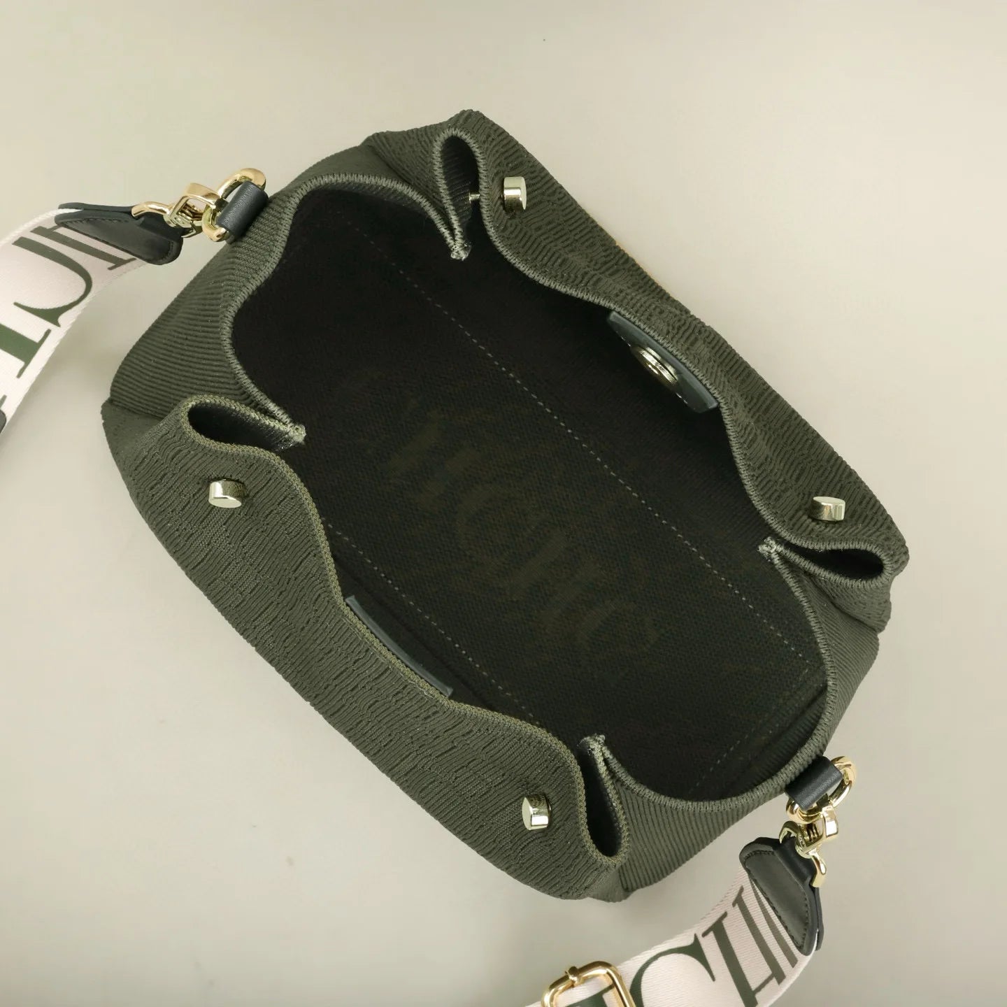 Carolina Herrera Stylish Women's Crossbody Bag Large Capacity Versatile Commuter Style Women's Flyknit Shoulder Bag