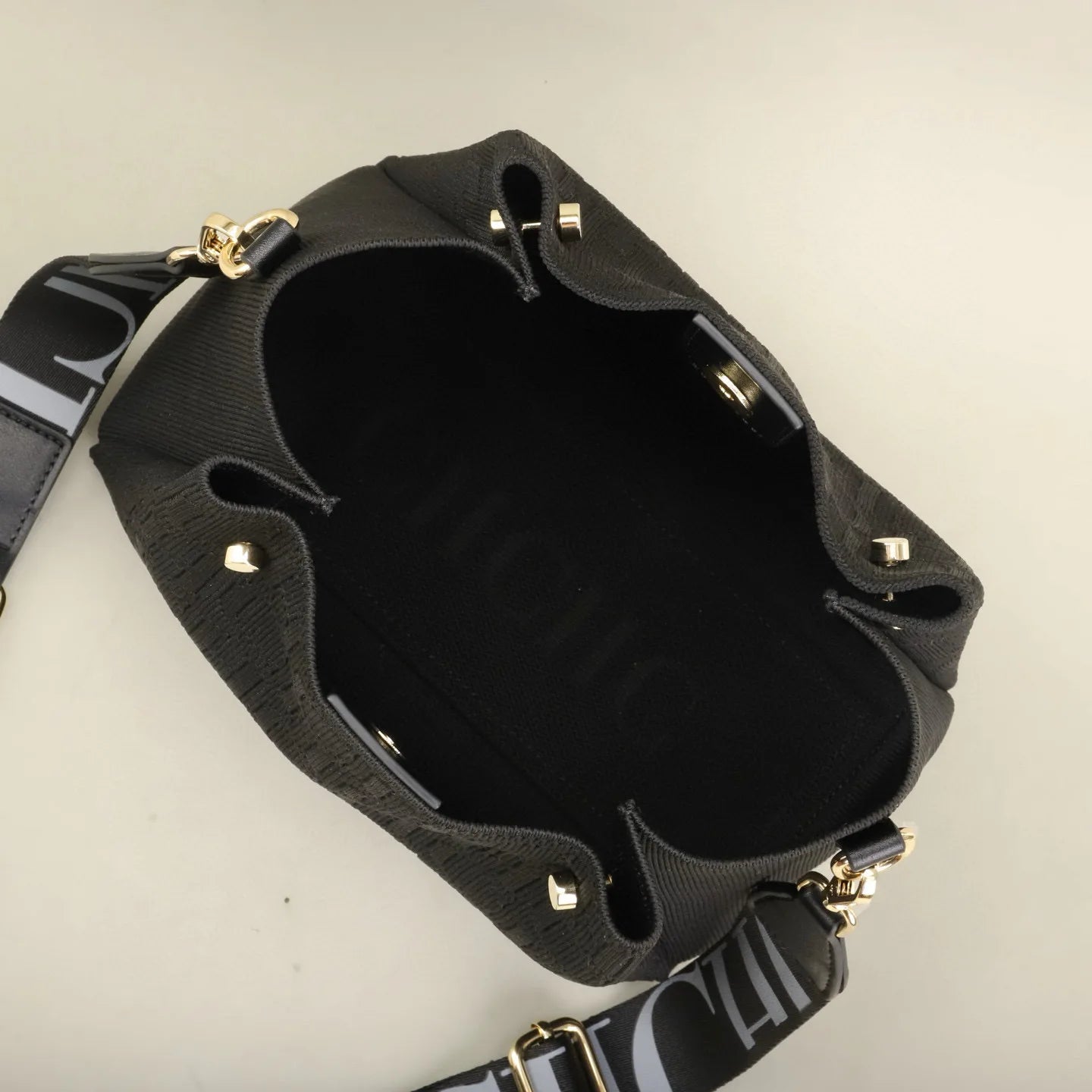 Carolina Herrera Stylish Women's Crossbody Bag Large Capacity Versatile Commuter Style Women's Flyknit Shoulder Bag