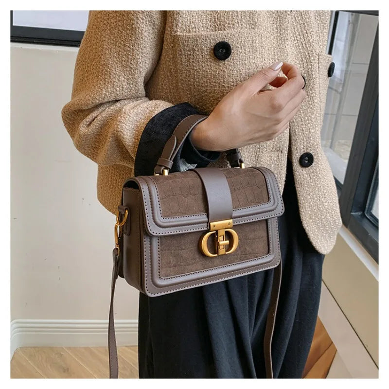 new retro portable small square bag is popular, with advanced texture and niche design, light luxury shoulder bag wholesale.