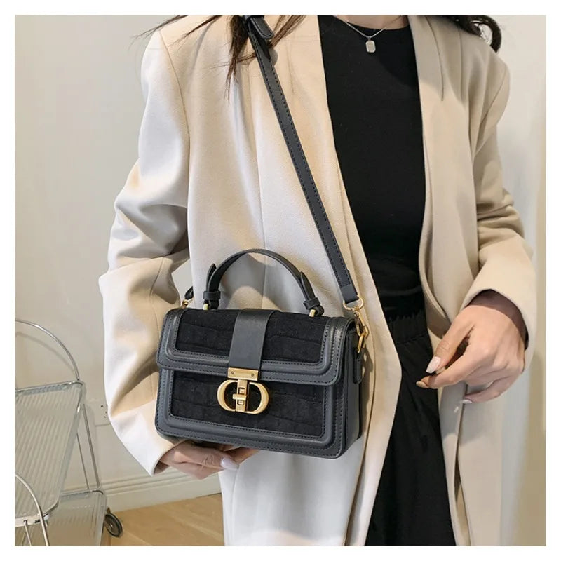 new retro portable small square bag is popular, with advanced texture and niche design, light luxury shoulder bag wholesale.