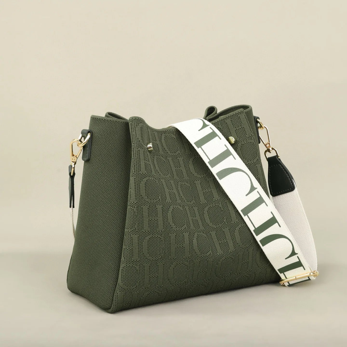 Carolina Herrera Stylish Women's Crossbody Bag Large Capacity Versatile Commuter Style Women's Flyknit Shoulder Bag