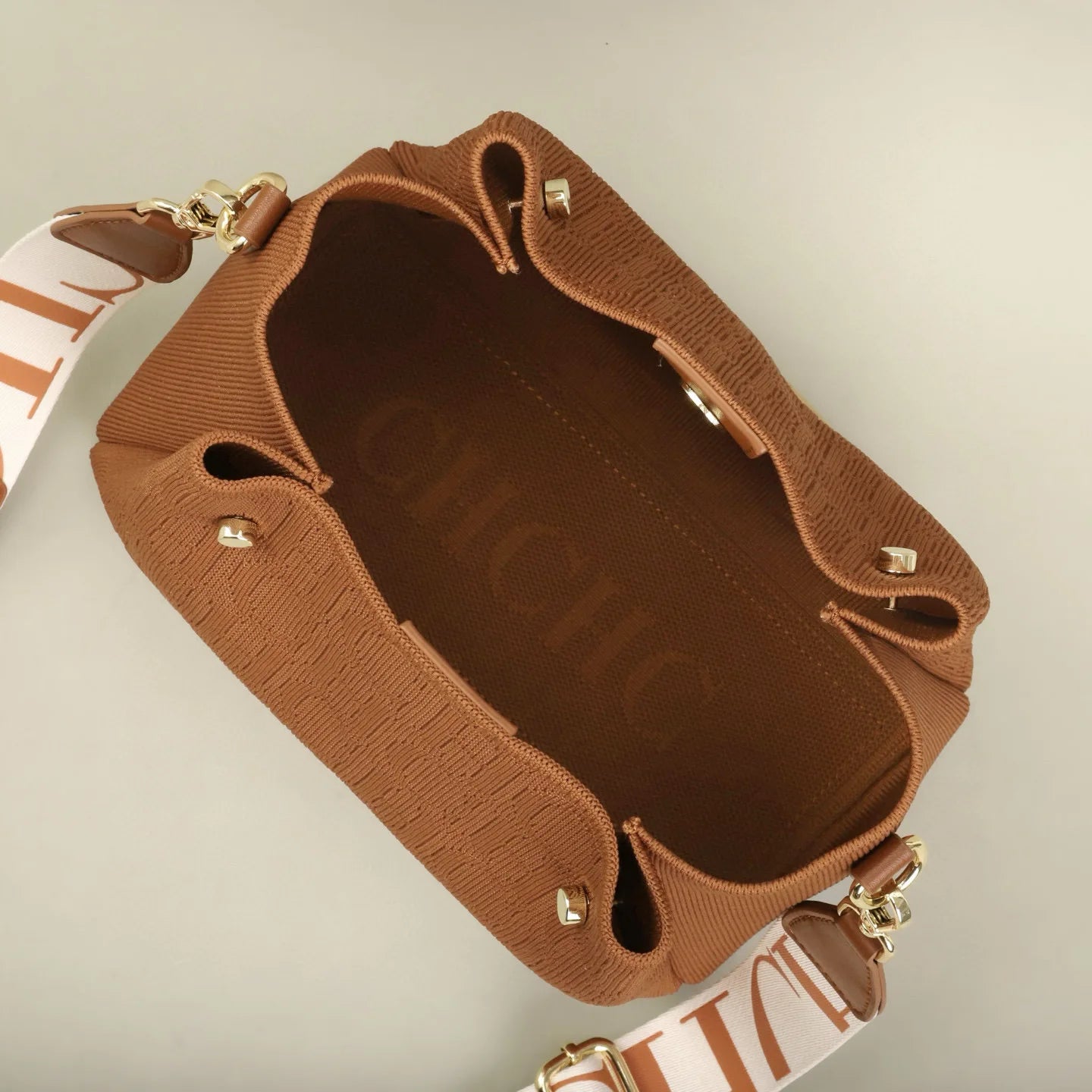 Carolina Herrera Stylish Women's Crossbody Bag Large Capacity Versatile Commuter Style Women's Flyknit Shoulder Bag