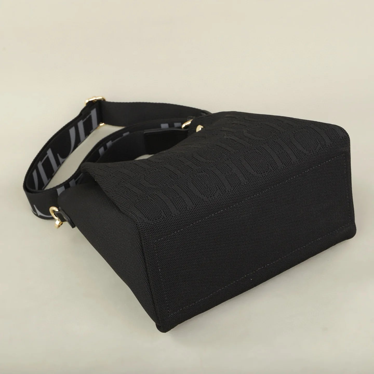 Carolina Herrera Stylish Women's Crossbody Bag Large Capacity Versatile Commuter Style Women's Flyknit Shoulder Bag