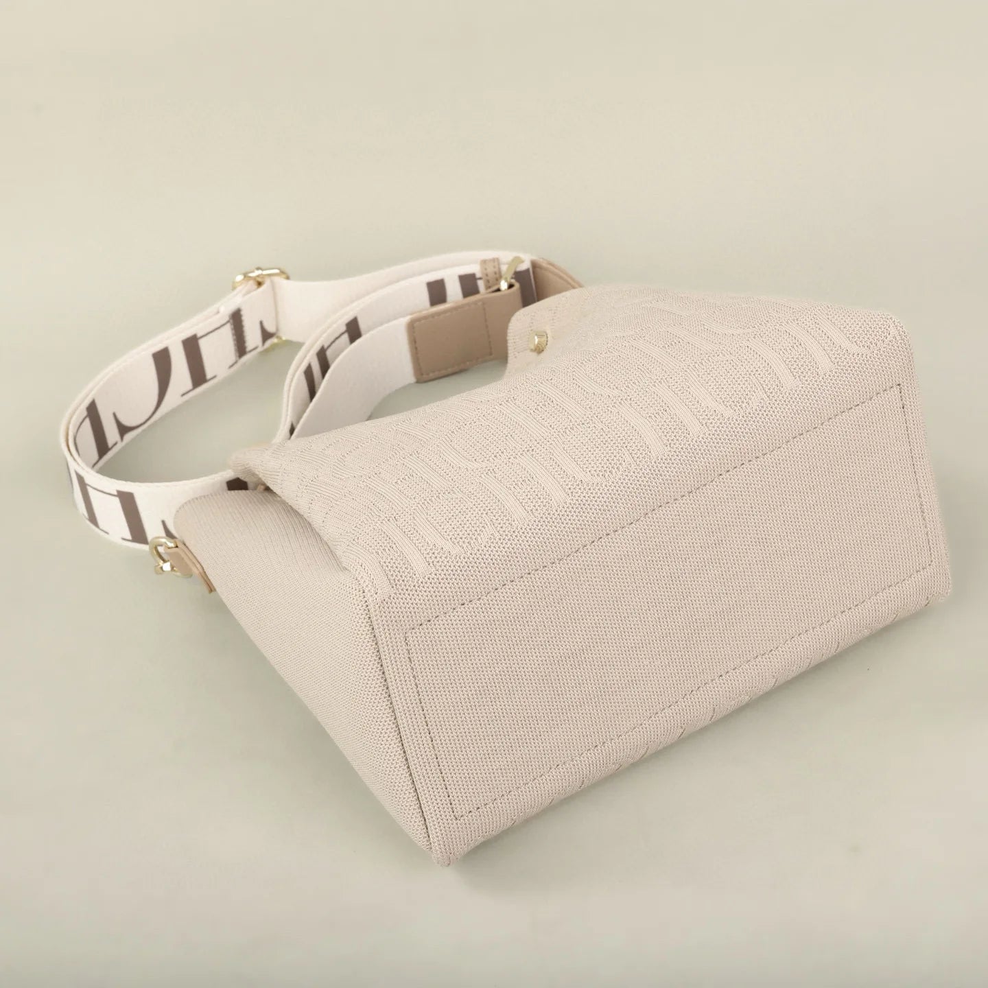 Carolina Herrera Stylish Women's Crossbody Bag Large Capacity Versatile Commuter Style Women's Flyknit Shoulder Bag