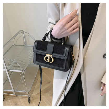 new retro portable small square bag is popular, with advanced texture and niche design, light luxury shoulder bag wholesale.