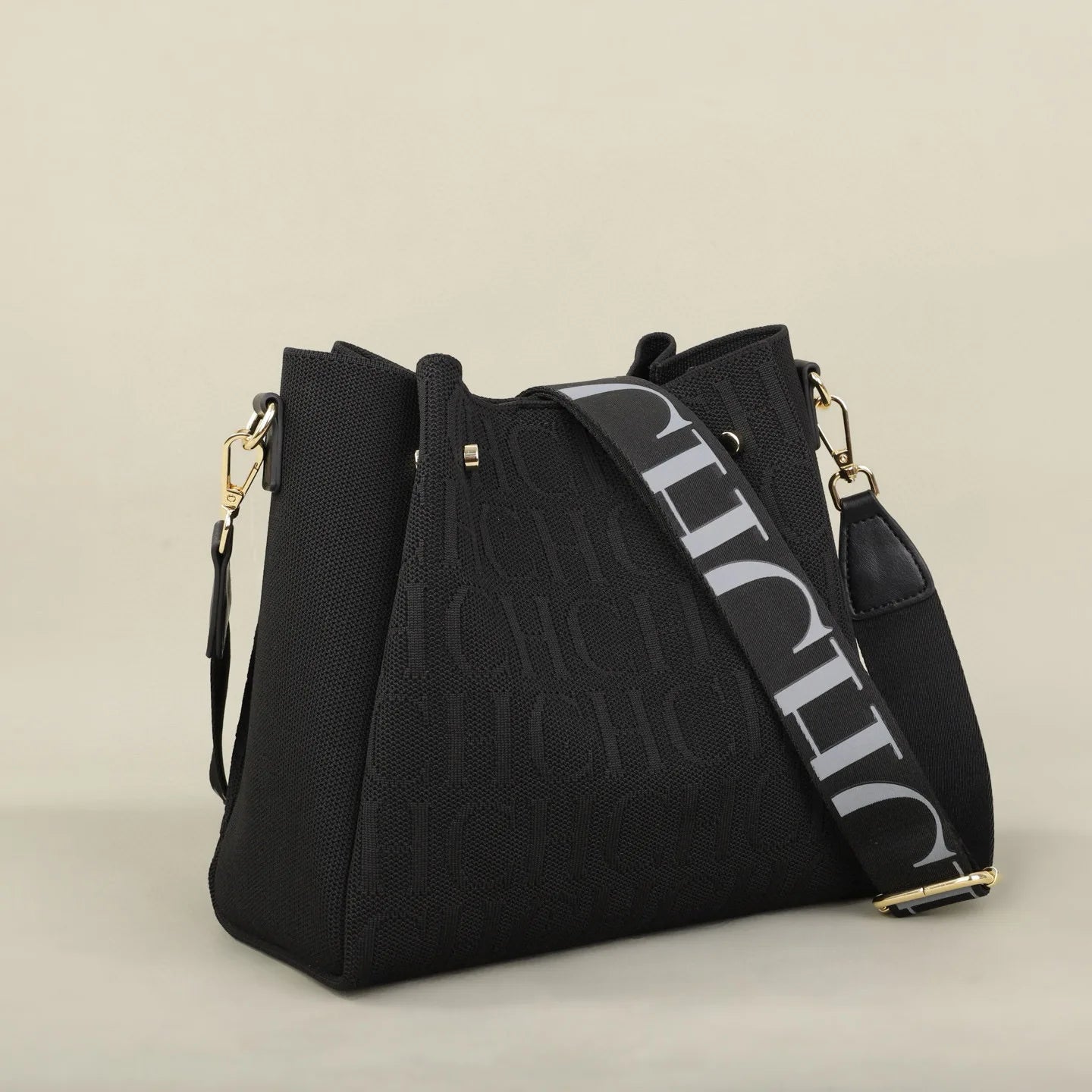 Carolina Herrera Stylish Women's Crossbody Bag Large Capacity Versatile Commuter Style Women's Flyknit Shoulder Bag