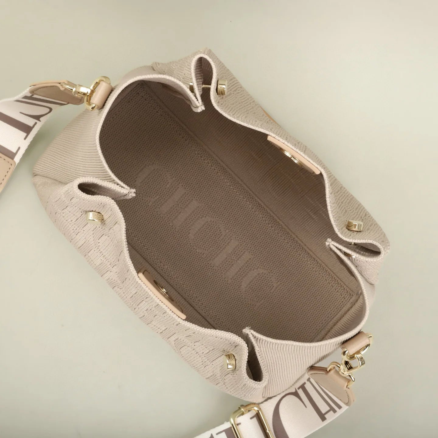 Carolina Herrera Stylish Women's Crossbody Bag Large Capacity Versatile Commuter Style Women's Flyknit Shoulder Bag