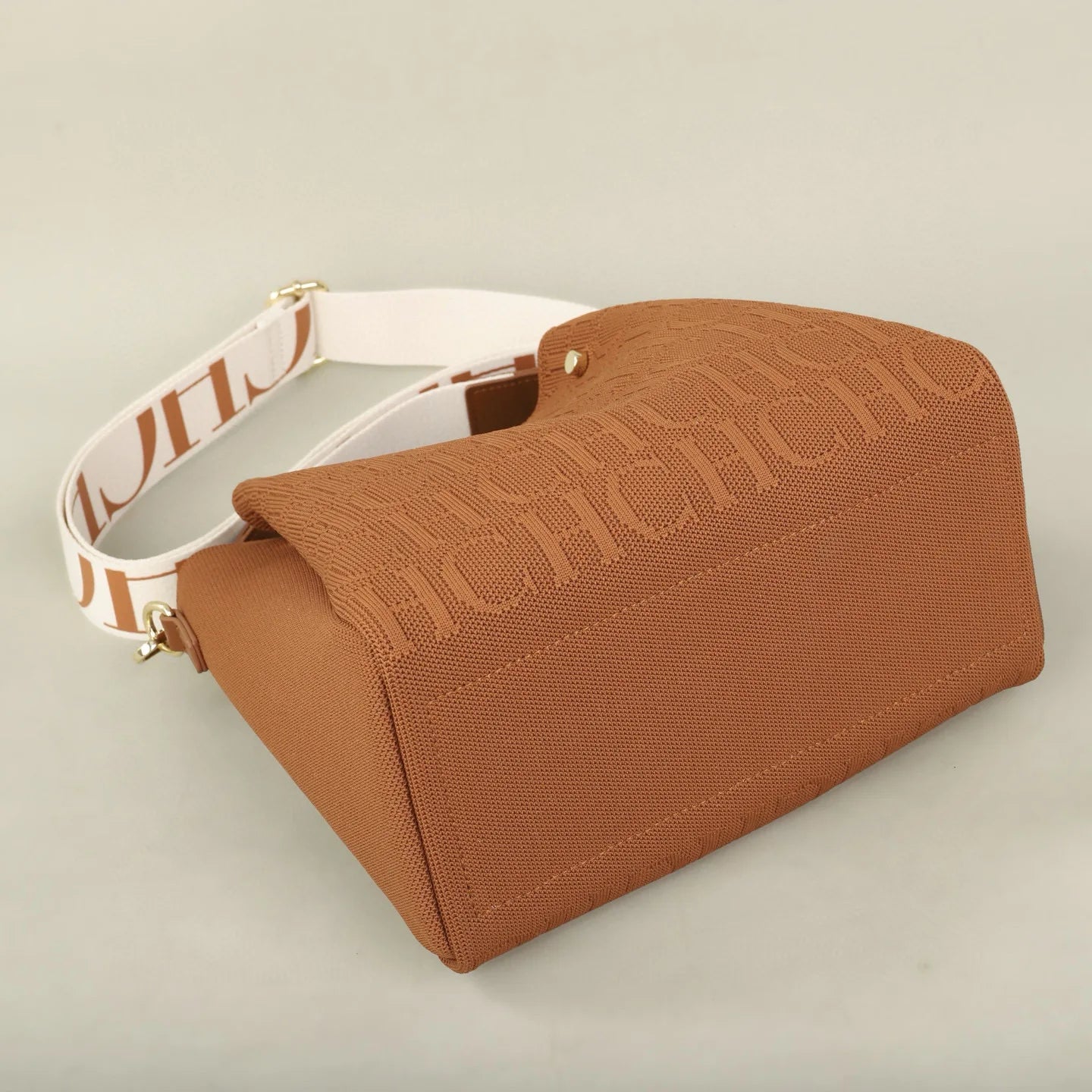 Carolina Herrera Stylish Women's Crossbody Bag Large Capacity Versatile Commuter Style Women's Flyknit Shoulder Bag