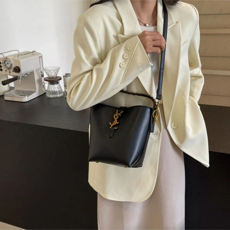 Classic old money wind bucket bag large capacity diagonal cross handbag senior sense of work commuting lazy wind women's bags