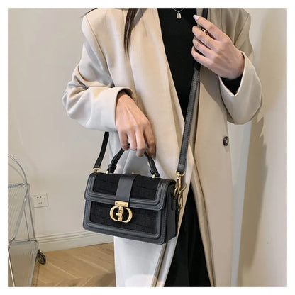 new retro portable small square bag is popular, with advanced texture and niche design, light luxury shoulder bag wholesale.