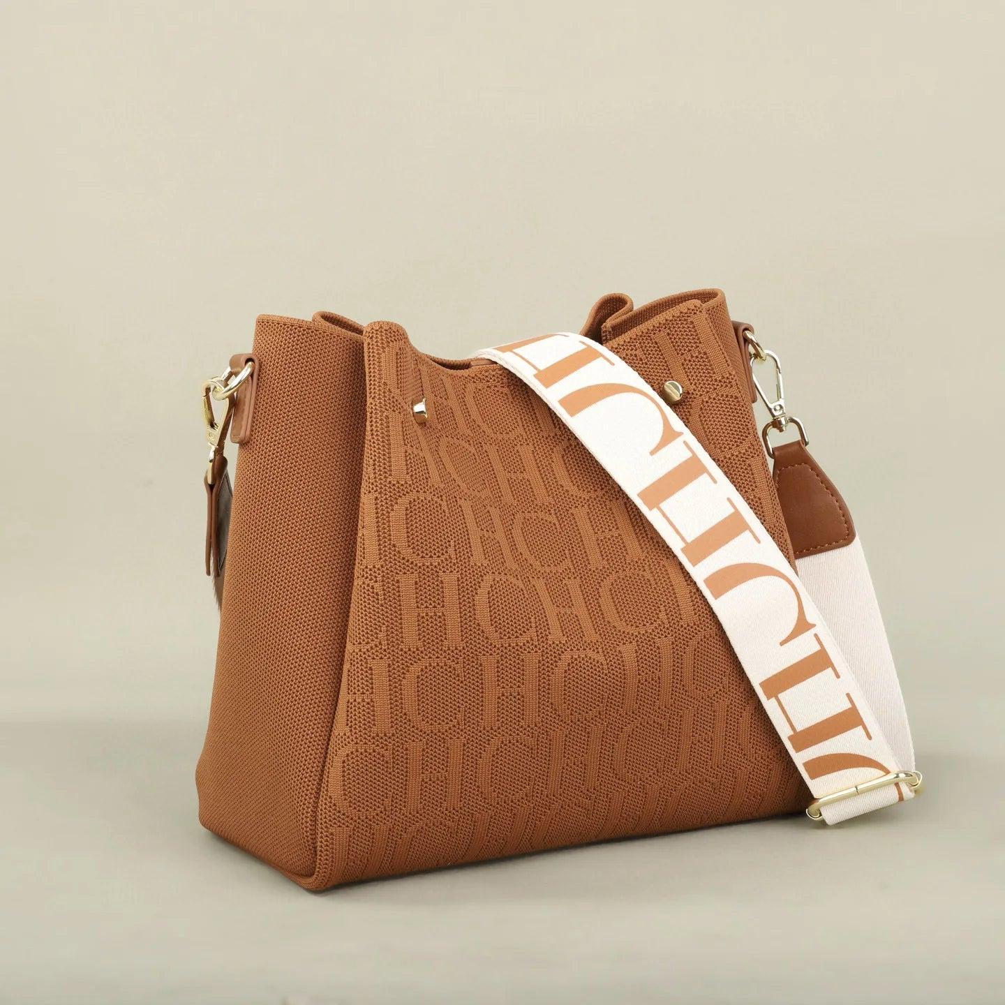 Carolina Herrera Stylish Women's Crossbody Bag Large Capacity Versatile Commuter Style Women's Flyknit Shoulder Bag